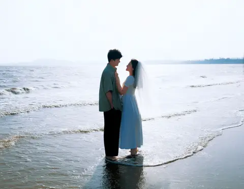 Pose Reference: Beachside Couple with Veil